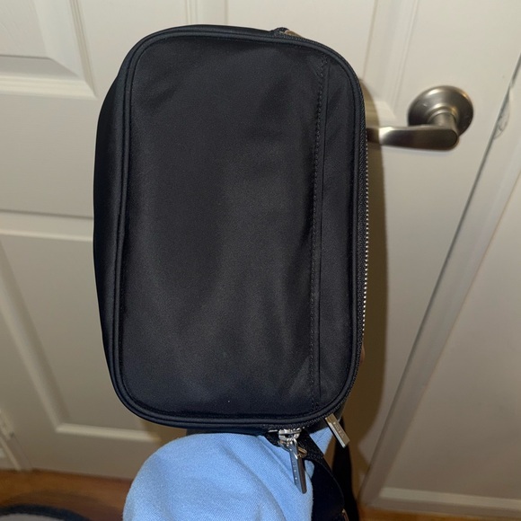 Lululemon Black Crossbody Camera Bag 2L - Picture 5 of 10